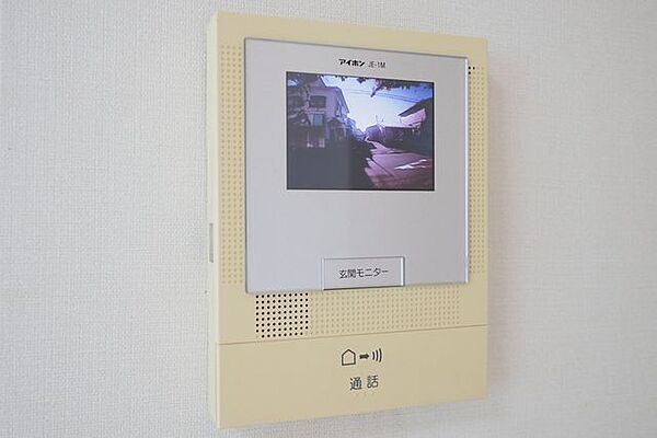 【　TVモニターフォン　】玄関のドアを開けずにテレビモニターから来訪者を確認できます。