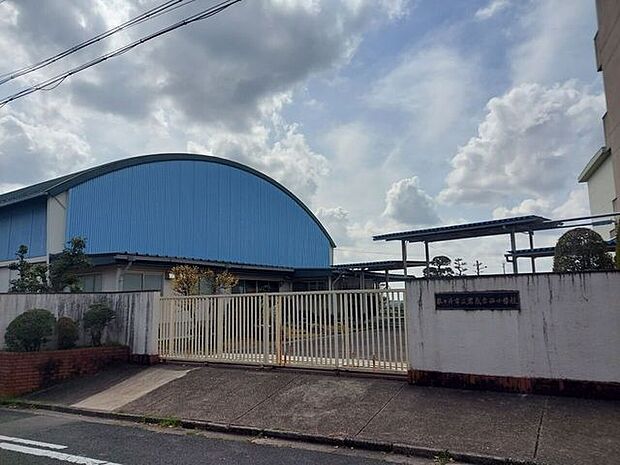 近隣写真 岩成台西小学校 600m