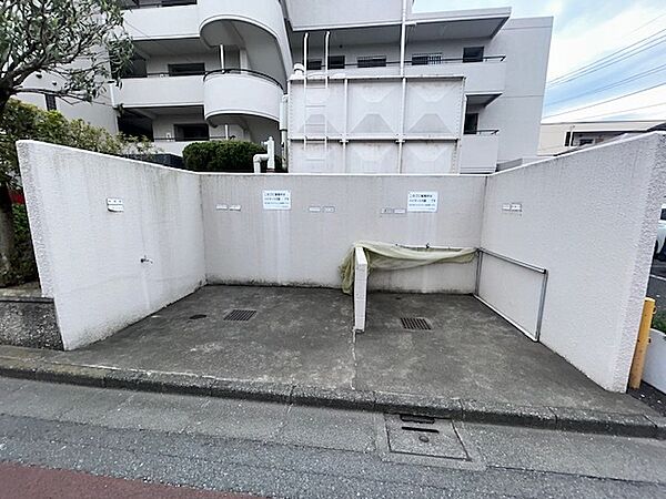 敷地内にゴミステーションがある為、ゴミ捨ても容易です♪