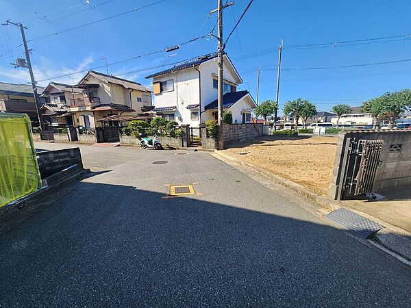 前面道路も広々としています
