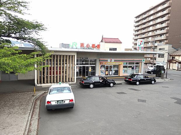 JR南小樽駅正面入り口まで240m徒歩3分。裏の入り口までは160m徒歩2分ンなので忙しい朝などは助かりますね。