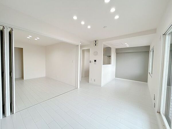 【リフォーム済】LDＫ約13帖です。窓から海を望むことが出来ます。フローリング張り替え、クロス張り替え、照明交換を行いました。