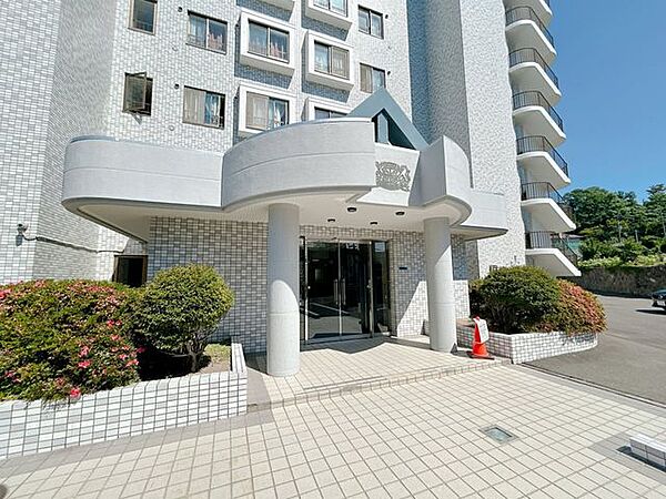 【外観】マンション入り口の外観写真です。オートロックが設置されています。エントランス内には宅配ボックスが設置されているため、不在時でも配達物を受け取ることができます。