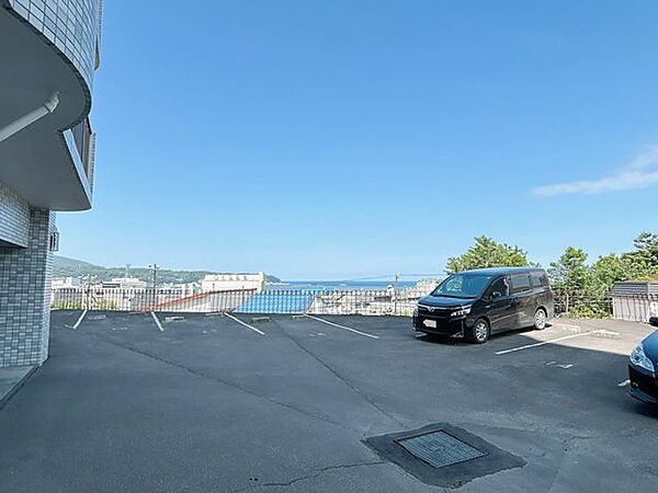 【駐車場】通年停められる駐車場は現在1台の空きがあります。月額12000円/台です