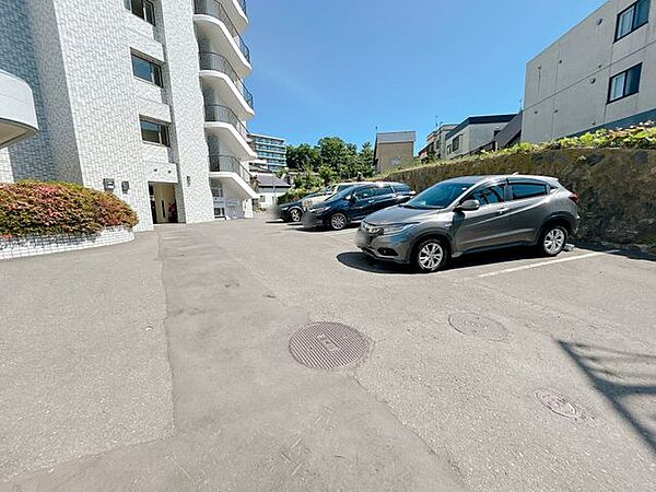 【共用部】来客用駐車場です。2台分あるので急な来客があっても安心ですね。
