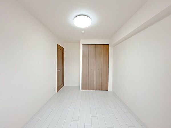 【リフォーム済】南西側洋室約5.6帖です。フローリング張り替え、クロス張り替え、照明交換を行いました。