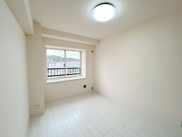【リフォーム済】北西側洋室約4.2帖です。フローリング張り替え、クロス張り替え、照明交換を行いました。
