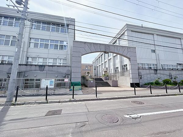 【周辺環境】『小樽市立稲穂小学校』まで約900ｍ、徒歩約12分。お子さんが小さいうちも安心して見送れますね。