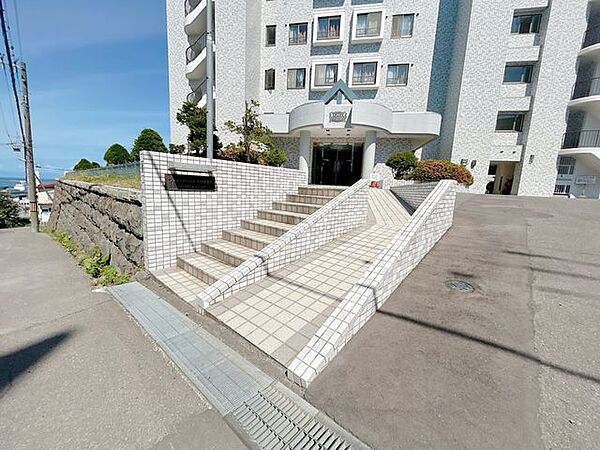 【外観】建物の入り口はスロープがあり、車いすを使われる方でもスムーズに入ることが出来ます。