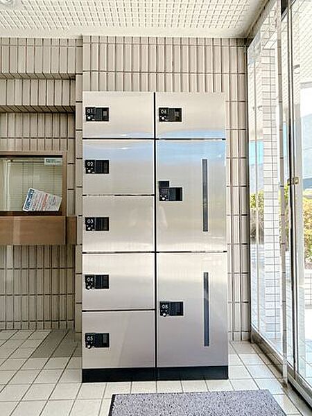 【共用部】宅配ボックスがございます。不在時も荷物を受け取れるのが嬉しいですね。