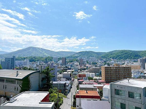 【眺望】南西側洋室約5.6帖からの眺望です。天狗山が望めます。