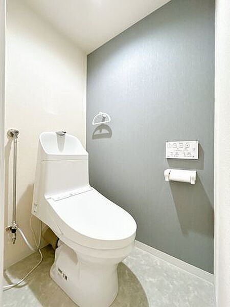 【リフォーム済】トイレです。新品のトイレに交換しました。トイレが交換されていると清潔で嬉しいですね。保温洗浄機能付きですので、冬場も温かいトイレで安心できそうですね。