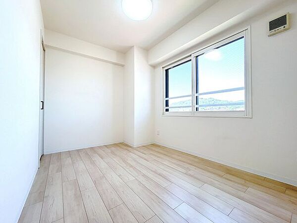 【リフォーム済】北西側洋室約5帖。遮音フロア張替、クロス張替、照明新設、建具交換を行いました。収納あるのがうれしいですね。