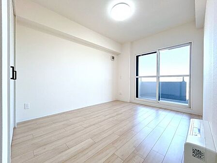 【リフォーム済】北東側洋室約5帖。遮音フロア張替、クロス張替、照明新設、建具交換を行いました。収納があるのがうれしいですね。