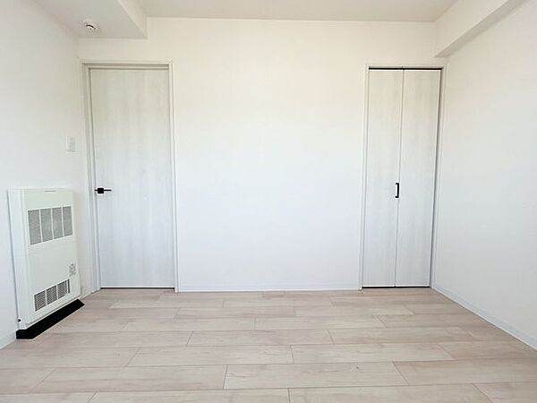 【リフォーム済】別角度の北西側洋室約5帖です。遮音フロア張替、クロス張替、照明新設、建具交換を行いました。