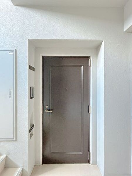 【リフォーム済】玄関です。鍵の交換を行いました。鍵交換がされているとセキュリティー面でも安心できますね。