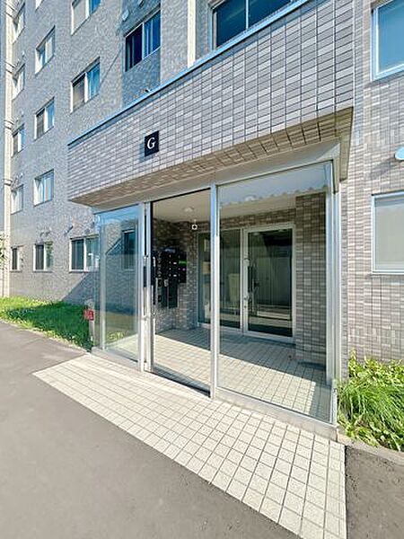 【共用部】マンションのエントランスです。段差がなく、入退出がしやすいです。