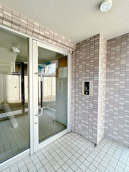 【共用部】マンションエントランスです。オートロックなので安心ですね。