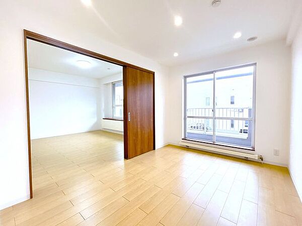 【リフォーム済】南西側洋室約6畳です。和室から洋室に変更し床やクロスの張替えを行いました。開口は南側のため日当たり良好です。