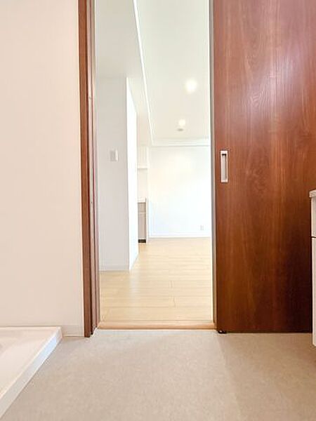 【リフォーム済】洗面室です。段差がなく、生活しやすいお部屋になっております。この他にも、トイレや玄関なども段差が少ないので、お子様やご高齢の方でも生活しやすいですね。