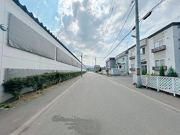 【前面道路】北側道路の幅員は約8ｍ、南側道路の幅員は約10ｍです。