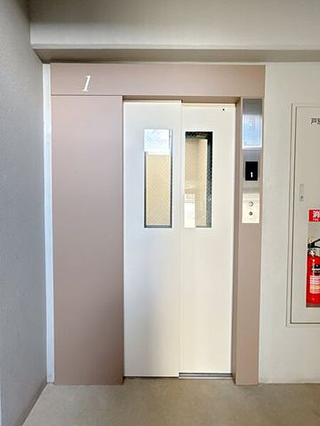 【共用部】エレベーターは各階に停車します。