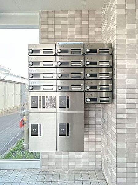 【共用部】メールボックスです。宅配ボックスも備え付けられています。