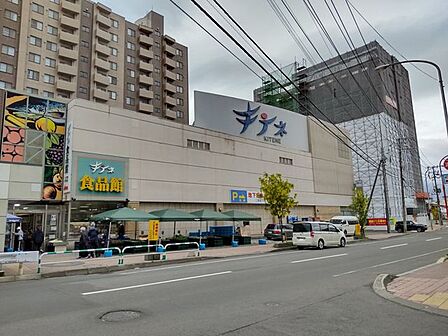 キテネ食品館 【周辺環境】キテネ食品館様までは約1000ｍ(徒歩約13分)。近くにスーパーがあると日々の買い出しにとても便利ですね。