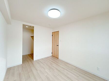 【リフォーム済】北西側6帖の洋室です。床は遮音フロアへの張替えを行い、クロスの張替えや建具の交換を行いました。こちらの部屋はウォークインクローゼットを新設いたしました。