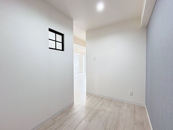 【リフォーム済】6帖の和室は間取り変更を行い、洋室のウォークインクローゼットと書斎に作り変えました。床は遮音フロアへの張替えを行い、クロスの張替えや建具の交換を行いました。