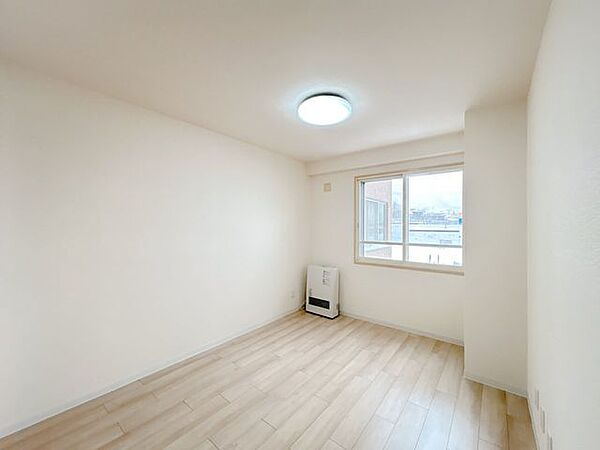 【リフォーム済】南東側7帖の洋室です。床は遮音フロアへの張替えを行い、クロスの張替えや建具の交換を行いました。
