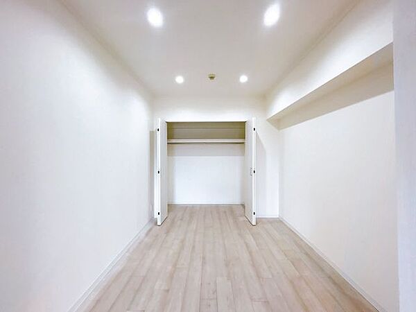 【リフォーム中写真】別角度の洋室約4.5畳です。クローゼット新設しました。