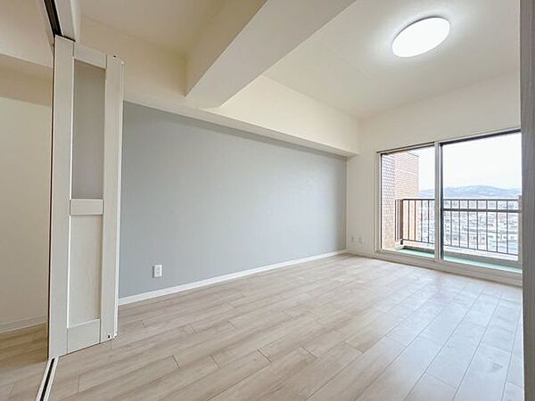 【リフォーム後写真】別角度のLDKです。南側に大きな窓があり日当たり良好です。