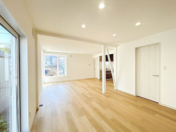 【リフォーム後写真】リビング。LDKは拡張後約23帖になり広々としています。クロス貼り替え、フロアタイル上張り、建具交換、ダウンライト新設を行いました。南東側に大きな窓があるため、日当たりがいいです…