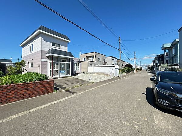 【前面道路】前面は札幌市道で幅員は約8ｍです。