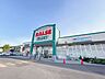 周辺：スーパーマーケット 【周辺環境】ラルズマート桂岡店様まで約800m、徒歩約10分、車で2分です。スーパーまで徒歩圏内ですので、食材や日用品の買い出しに便利で嬉しいですね。