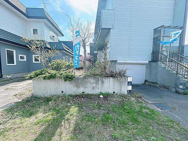 【駐車スペース】庭を駐車スペース（縦列2台分）に変更いたします。変更後は組込車庫とあわせて3台分駐車可能になります。