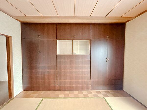 【現況販売】2階北西側の和室8帖です。収納が備え付けられています。