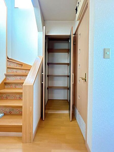 【期間限定現況販売】階段横収納です。奥行もあるので衣類だけでなく掃除道具などを収納できます。