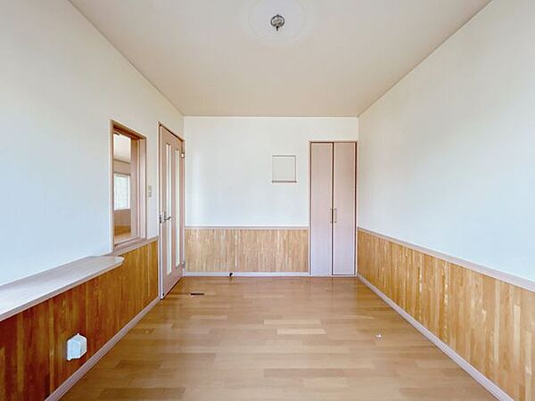【期間限定現況販売】1階東側約6帖洋室です。窓があり、日中は自然光が入る明るい空間となっております。