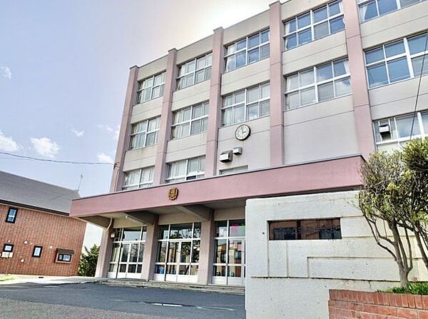 札幌市立篠路中学校 篠路中学校まで徒歩16分。中学校も徒歩圏内にあるのでお子様が部活で帰りが遅くなっても安心ですね。 1250m