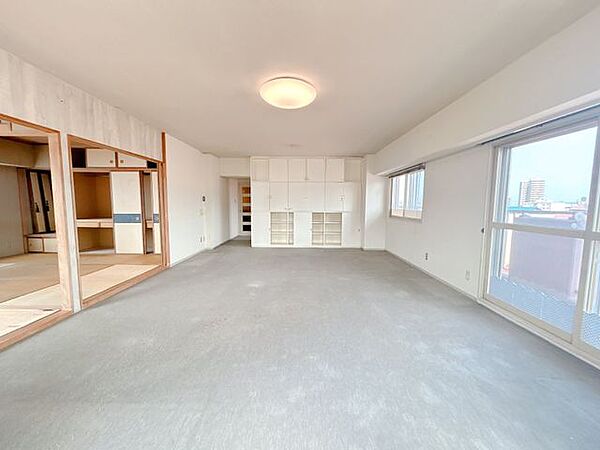【リフォーム中】LDK約22帖。フローリング張替え、クロス張替え、照明交換、建具交換、対面キッチンに間取り変更を行います。