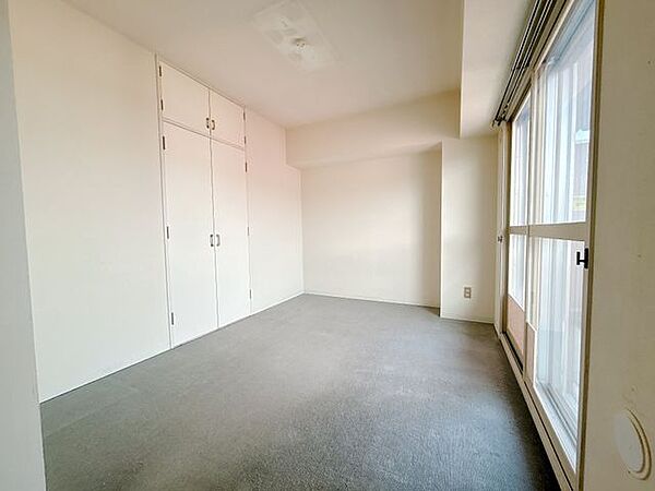 【リフォーム中】東側洋室約7帖です。フローリング張替え、照明交換、クロス張替えを行います。