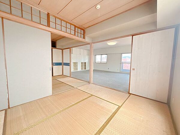 【リフォーム中】西側和室約6帖です。洋室に間取り変更を行います。フローリング張替え、照明交換、クロス張替えを行います。