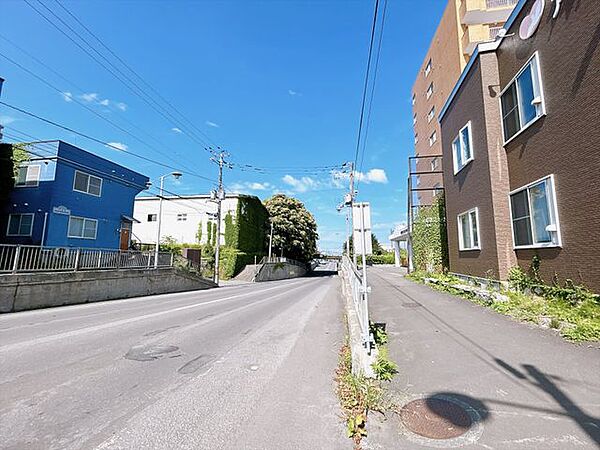 【前面道路】前面は小樽市道です。駐車場には建物反対側の道路から入れます。