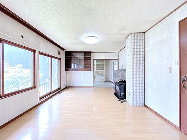 【リフォーム中】リビングです。LDKで約16帖の広さです。クロス貼替、フロアタイル上張り、照明交換を行います。南東側に大きな窓があるので、日当たり良好です。