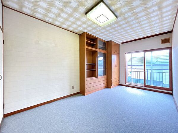 【リフォーム中】2階南東側の洋室7.5帖です。クロス貼替、クッションフロア張替え、照明交換を行います。南東側に窓があり、日中は自然光が入る明るいお部屋となっております。