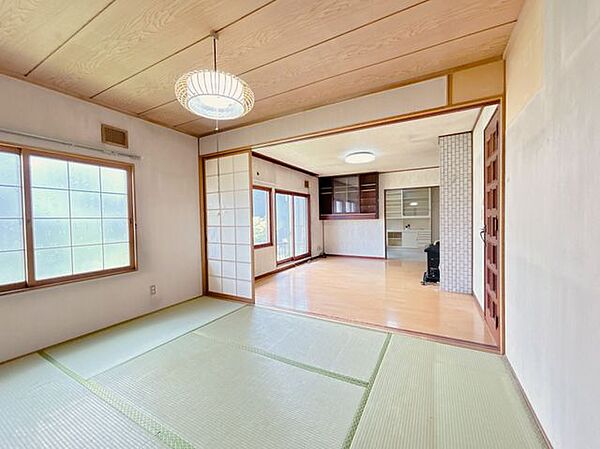 【リフォーム中】リビング横の和室6帖の別角度写真です。畳表替え、照明交換、クロス貼替を行います。