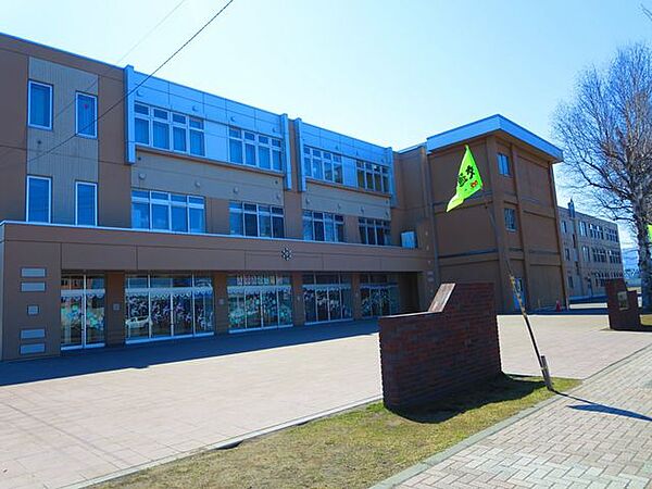 石狩市立南線小学校 【周辺環境】南線小学校まで約350ｍ(徒歩約5分)小学校まで至近距離だと、低学年のお子さんの通学も安心ですね