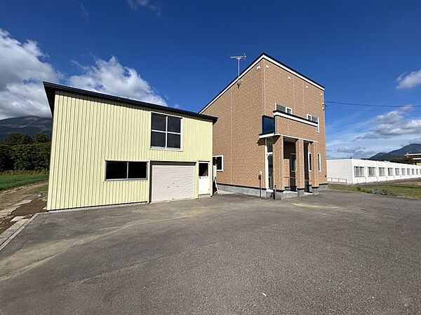 【外観】南西側からの外観写真です。羊蹄山はご住宅の背面に見えます。
